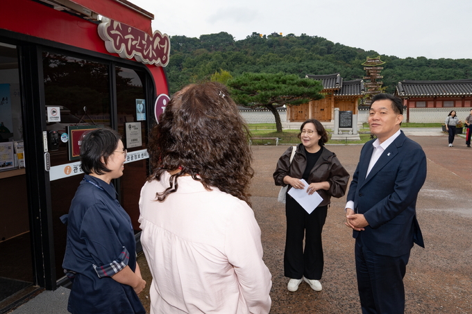 이재준 시장이 행궁광장 안내소 근무자와 이야기를 나누고 있다.