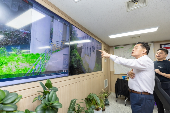 이재준 시장이 상황실에서 CCTV 화면을 보고 있다.