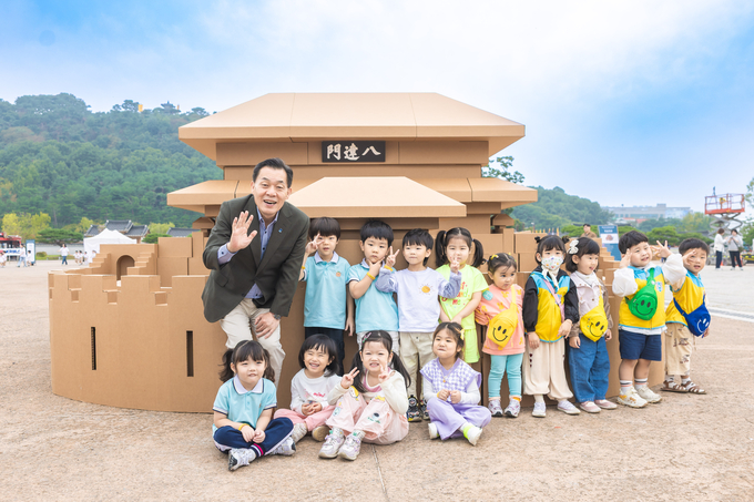 이재준 시장이 ‘시민의 위대한 건축, 팔달’에 참여한 어린이들과 함께하고 있다. 