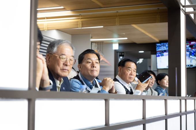 이재준 시장(왼쪽 2번째부터), 이재식 수원시의회 의장이 경기를 관람하고 있다.