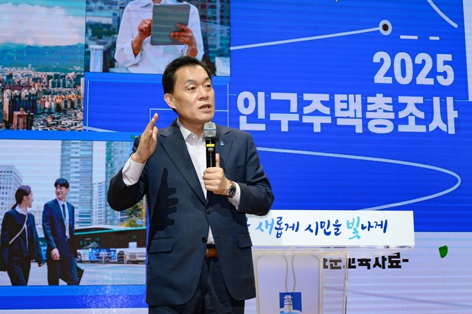 이재준 수원시장이 15일 시청 대강당에서 열린 인구주택총조사 조사원 교육에서 인사말을 하고 있다.
