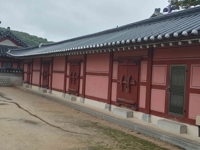 보수정비 공사가 완료된 ‘화성행궁 남군영’