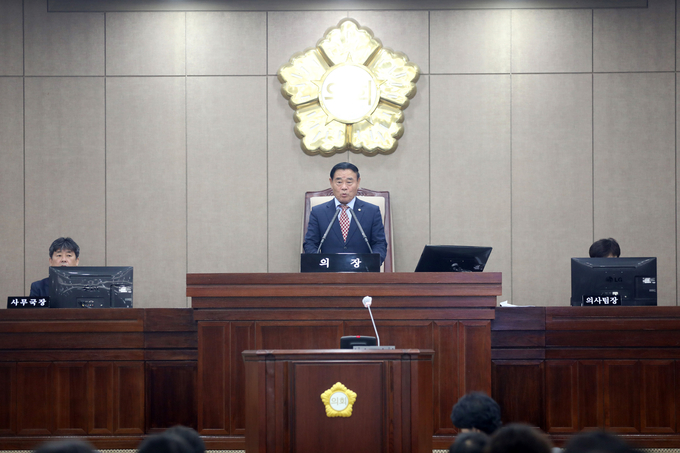 수원특례시의회, 제396회 임시회에서 발언하는 이재식 의장