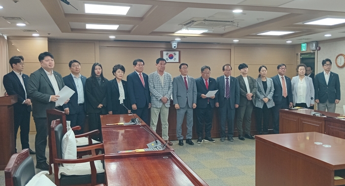 수원시의회 국민의힘 의원단이 지난 16일 기자회견을 열고 수원시학원연합회의 조직적인 민주당 당원 가입에 대한 향후 대응 등을 브리핑하고 있다. 