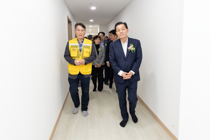 이재준 수원시장(오른쪽)이 리모델링한 노숙인일시보호시설(꿈터)을 둘러보고 있다.