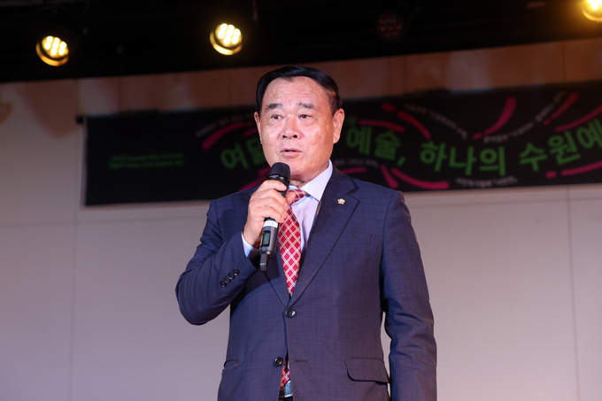 :2025년 수원 예술제 개막식장에서 축사하는 이재식 수원특례시의회의장