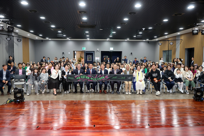 :2025년 수원 예술제 개막식 참석자들과 함께 하고 있다