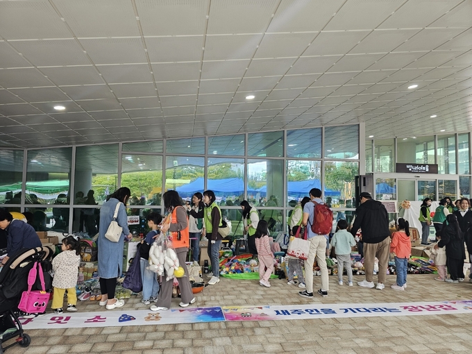 18일 수원문화원 빛누리아트홀에서 수원시 공공형어린이집 아나바다 행사를 열고 있다.