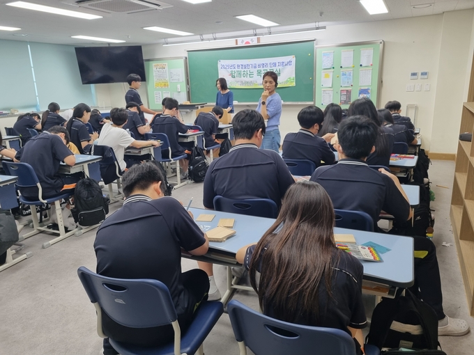 기본적인 도구 사용법과 안전 수칙 등 을 교육받는 모습