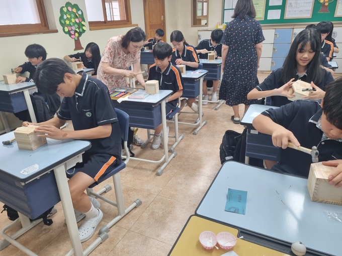 자신만의 작품을 만들어가는 학생들의 행복한 표정