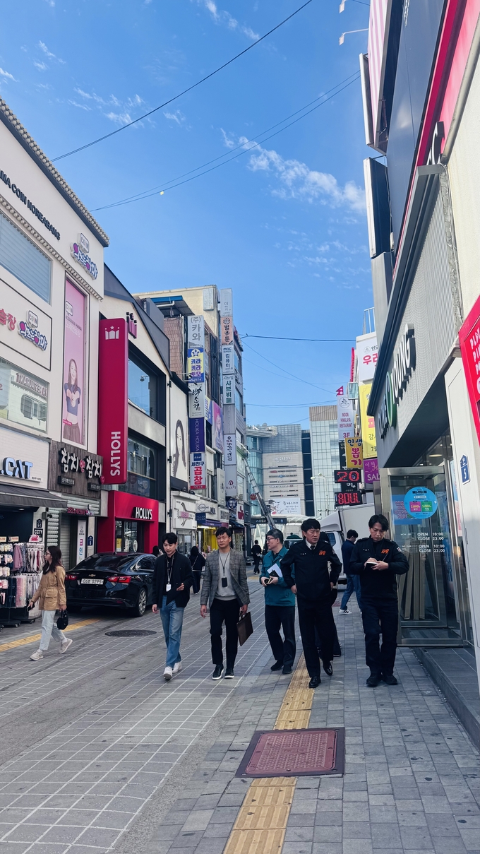 수원역 로데오거리에서 안전점검을 하고 있다.