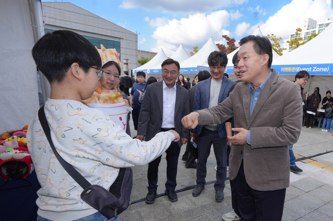 이재준 수원시장이 수원시 청소년대축제에 참가한 청소년과 인사하고 있다.