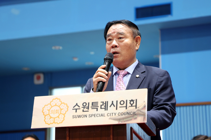 제3회 수원특례시의회 의장배 장애인 탁구대회에서 축사하는 이재식의장