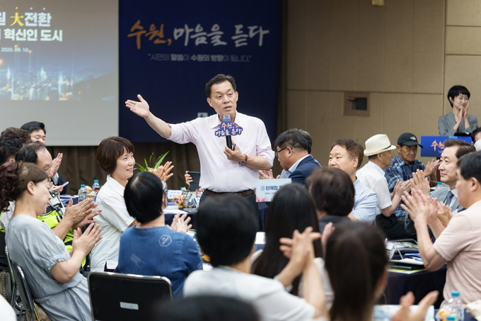 이재준 수원시장이 화서1동 새빛만남에서 발언하고 있다.