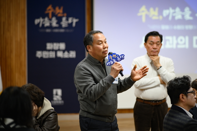 이재준 시장이 파장동 새빛만남에서 시민의 의견을 듣고 있다.