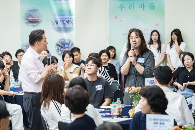 이재준 시장이 화서1동 새빛만남에서 시민의 목소리를 듣고 있다.