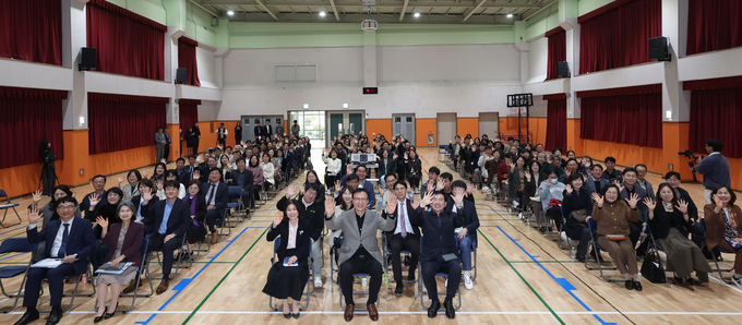 임태희 경기도교육감이 27일 부천신도초등학교 신마루 체육관에서 열린 ‘2025 학교 시설개방 활성화 학교장 연수 기념촬영을 하고 있다 [사진=경기도교육청