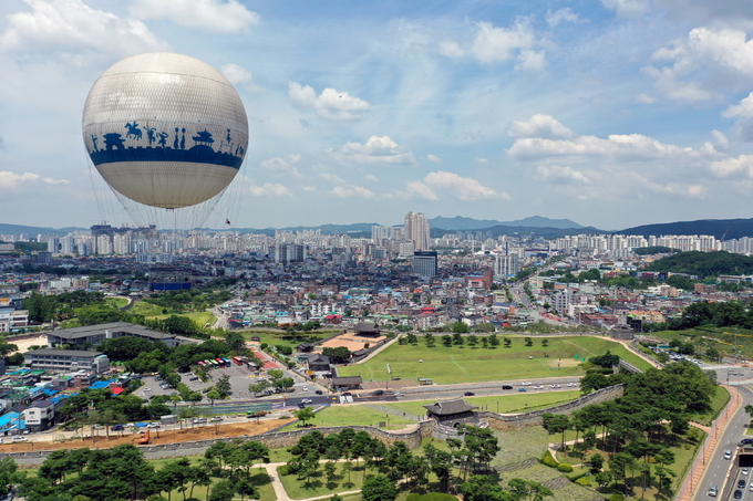 수원화성 창룡문에서 바라본 수원시 전경.