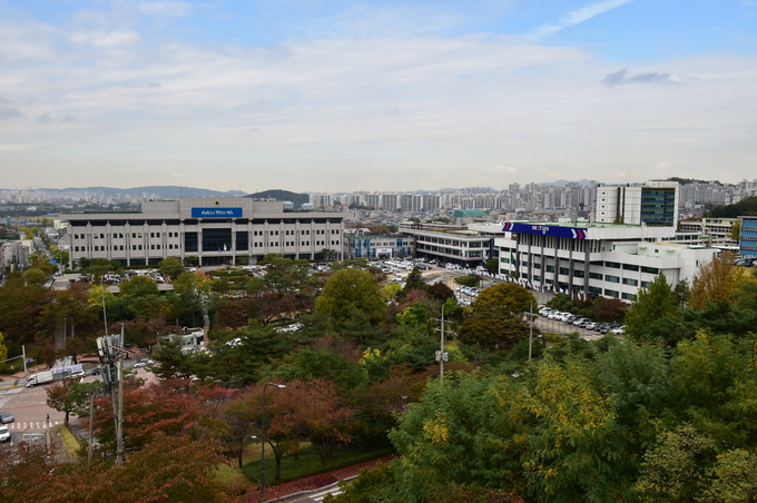 광교신도시로 이전하기 전 경기도청과 경기도의회의 모습.