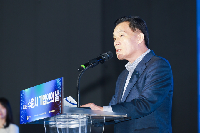 이재준 수원시장이 환영사를 하고 있다.