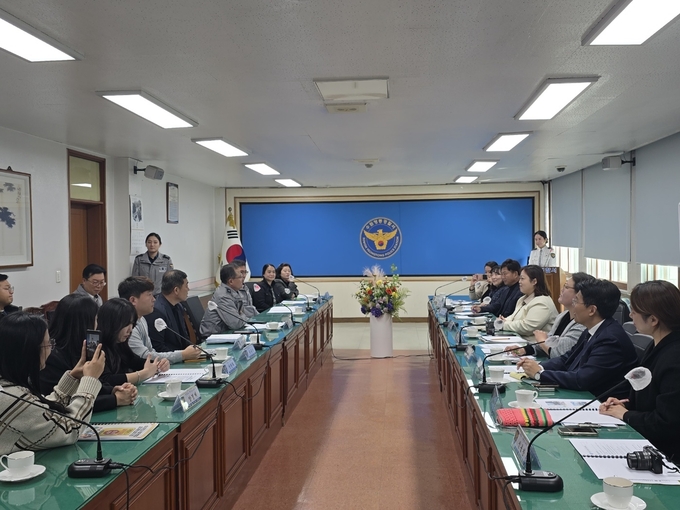 수원시자원봉사센터와 영통학부모협회는 28일 수원 영통경찰서 2층 회의실에서 나원오 경찰서장, 교통과 관계자들이 참석한 가운데 ‘안전한 통학로 확보’와 관련한 간담회를 열고 있다.