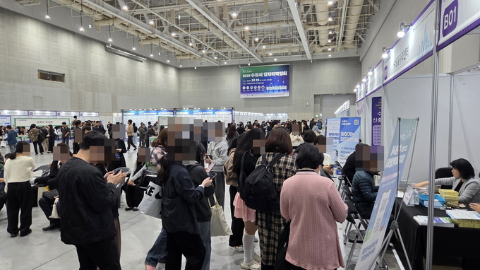 28일 ‘AI로 JOB자-2025 수원시 일자리박람회’가 열린 수원컨벤션센터 전시홀.