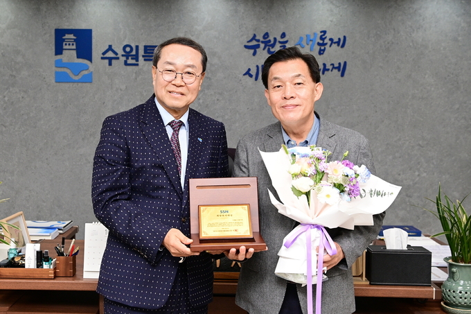 이재준 수원시장(오른쪽), 경기도사회복지협의회 강기태 회장이 함께하고 있다.