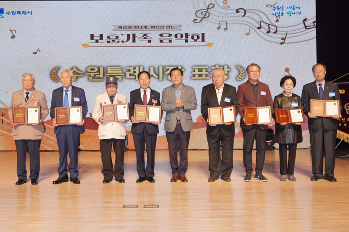 이재준 시장이 표창을 받은 국가유공자와 함께하고 있다.