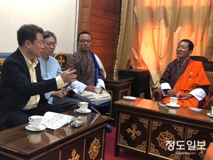 부탄 체링 총리와 환담하는 안승남 시장