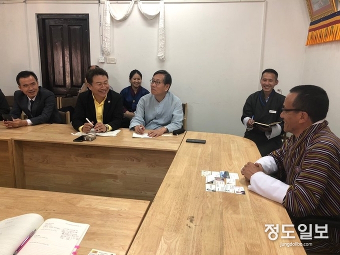 팀푸 시장으로부터 부탄 행복 비결을 청취 중인 안승남 시장(오른쪽 줄모늬옷이 팀푸 시장)