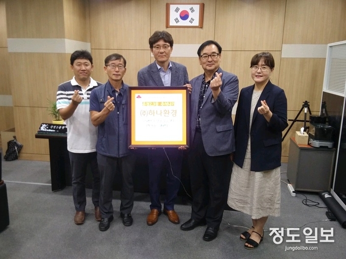 ㈜하나환경, 파주시 운정2·3동에 추석맞이 이웃돕기 후원물품 전달