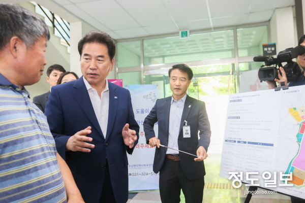 23일 처인구 원삼면 사무소에서 백군기 용인시장이 반도체 클러스터 조성 관련 주민들의 의견을 듣고 있다.