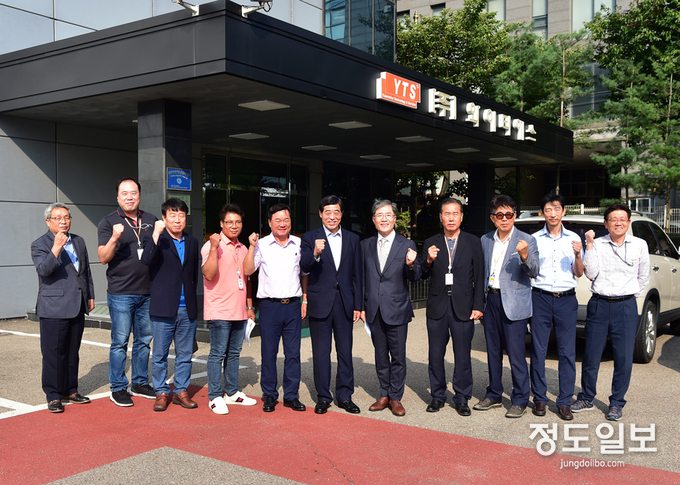지난 28일 윤화섭 안산시장(가운데)이 안산테콤단지를 방문해 기업SOS이동시장실을 열고 기업의 애로사항 등을 청취하고 관계자들과 기념촬영 하고 있다.