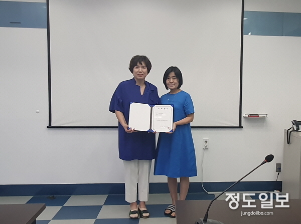 (주)영신에프앤에서 박순화 대표(좌), 청곡종합사회복지관 김순애 관장(우)