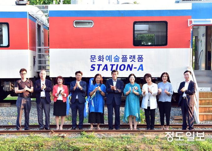 지난 28일 윤화섭 안산시장(오른쪽 다섯번째)이 문화예술플랫폼 Station-A 개소식에 참석해 내빈들과 기념촬영하고 있다.