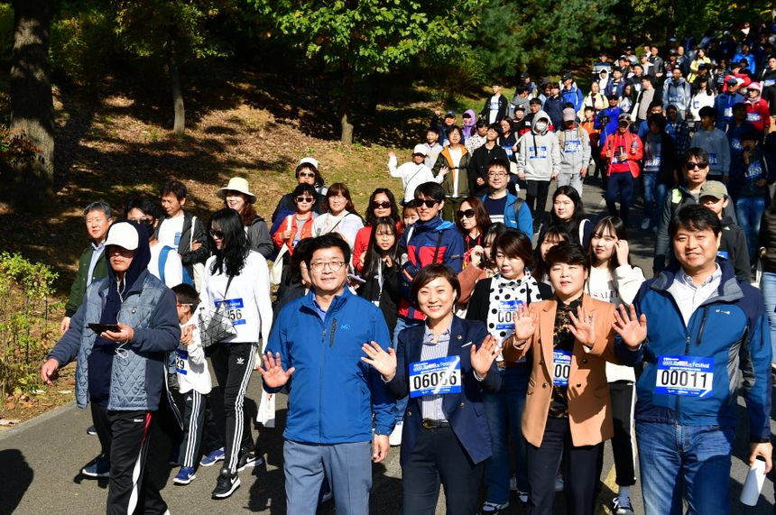‘2018 수원시와 삼성전자가 함께 하는 나눔워킹 페스티벌’에 참여한 염태영 시장과 시민들.
