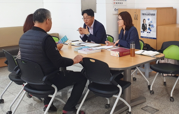 수원시 전통시장 상인들이 국세·지방세 관련 무료 상담을 하고 있다.