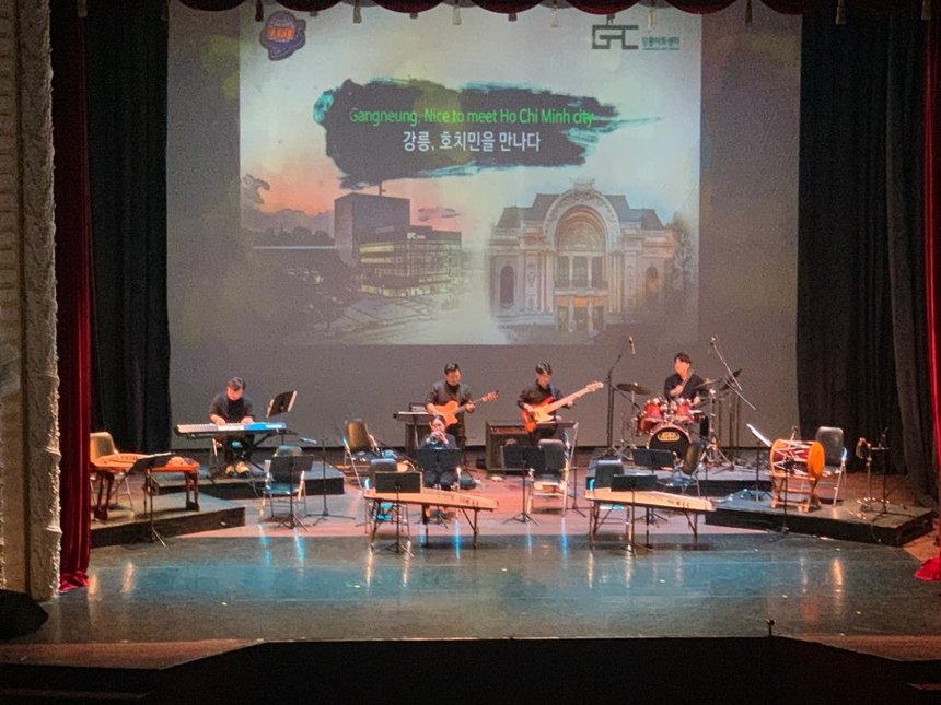 강릉아트센터 상주단체인 한소리전통예술단과 지역에서 활동 중인 이태영밴드와 함께 150년 전통의 사이공오페라 하우스를 방문해 첫 교류연주회를 성공적으로 마쳤다.