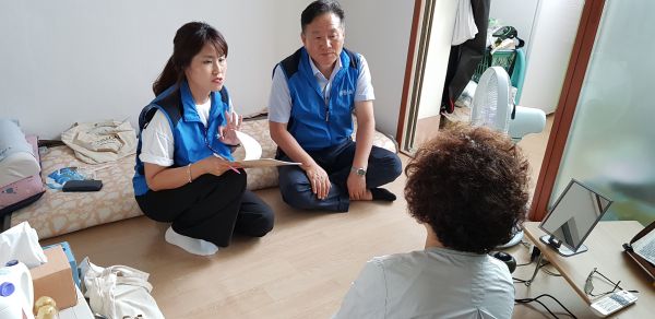 수원시 영통1동 사회복지 공무원과 동 사회복지협의체 관계자가 위기가정 대상자 가정을 방문해 면담하고 있다.