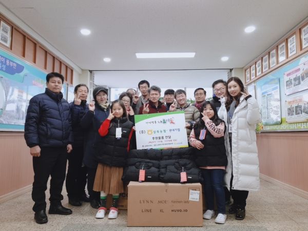 안성시 삼죽면, 삼죽농협·기업 ‘관내 초등학교 전교생 겨울패딩’ 전달