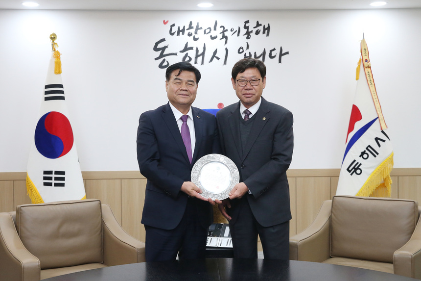 심규언 동해시장, 전몰군경 유족회 감사패 수상