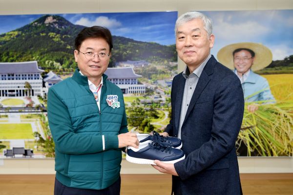 이철우 경상북도지사가 22일 도청 접견실에서 권오열 경북도 재정실장에게 운동화와 점퍼를 깜짝 선물했다.