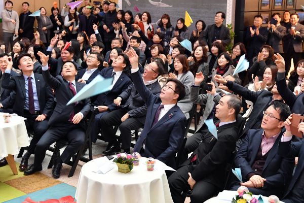 염태영 시장을 비롯한 직원들이 새해소망을 적은 종이비행기를 날리고 있다.