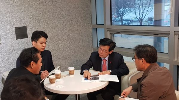 7일 국회에서 김한근 강릉시장은 국토교통부 김용석 도로국장과 강릉시 국도 7호선 대체우회도로의 제5차 국도·국지도 건설계획 필요성에 대하여 논의를 하고 있다.