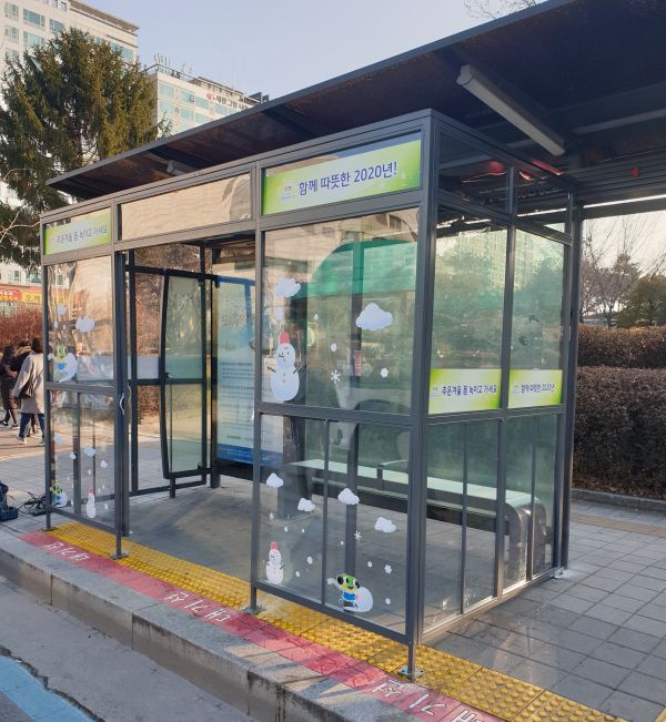 수원시가 버스정류장에 설치한 ‘한파저감시설(방한 부스)’
