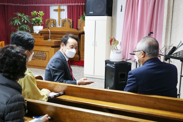 임택 청장은 이날 동구기독교교단협의회 회장 조원섭 목사와 임원진, 동구불교협의회 회장 소은스님과 임원진을 예방하고 예배와 법회 등을 비롯해 각종 종교행사를 자제해 줄 것을 당부했다.