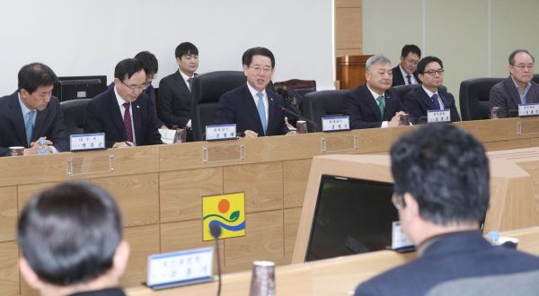 전라남도는 11일 올해 도정 최대 핵심과제 중 하나인 ‘4세대 원형 방사광가속기’를 한전공대와 연계해 유치하기 위한 용역 중간 점검회의를 가졌다.