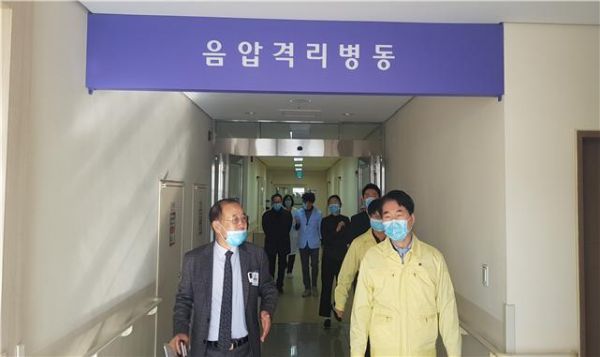 김성호 강원도 행정부지사가 5일 강릉의료원 음압병실 등 현장을 점검하고 있다.