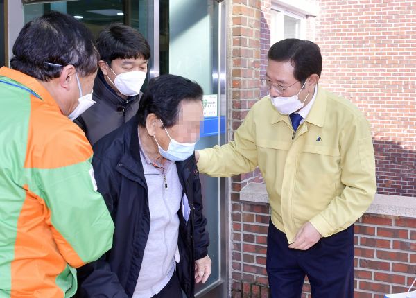 이용섭 시장, 광주소방학교 생활관 찾아 격리자들 격려