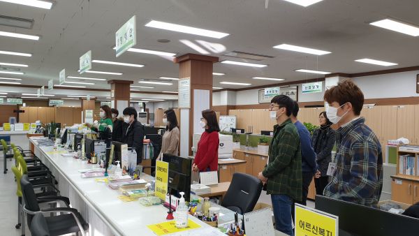 19일, 강릉시 성덕동주민센터에서는 코로나19 예방을 위해 모든 직원들이 마스크를 착용한 가운데 아침 친절교육을 실시하고 있다.